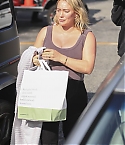 Hilary-Duff---Seen-shopping-at-Jaydes-Market-in-Los-Angeles-04.jpg