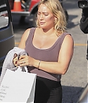 Hilary-Duff---Seen-shopping-at-Jaydes-Market-in-Los-Angeles-14.jpg