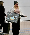 Hilary-Duff---Shows-off-her-pregnancy-while-shopping-at-Chanel-in-Beverly-Hills-40.jpg