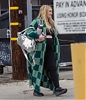 Hilary-Duff---Taking-her-daughter-to-dance-class-in-Los-Angeles-03.jpg